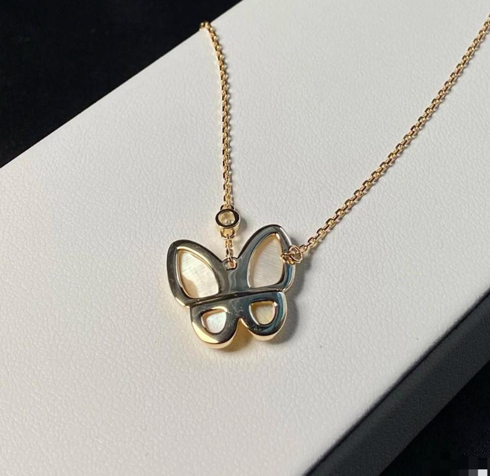 Golden Butterfly Fritillaria Necklace Fashion niche clavicle chain retro fashion accessories to send mother, wife and girlfriend daily party accessories.