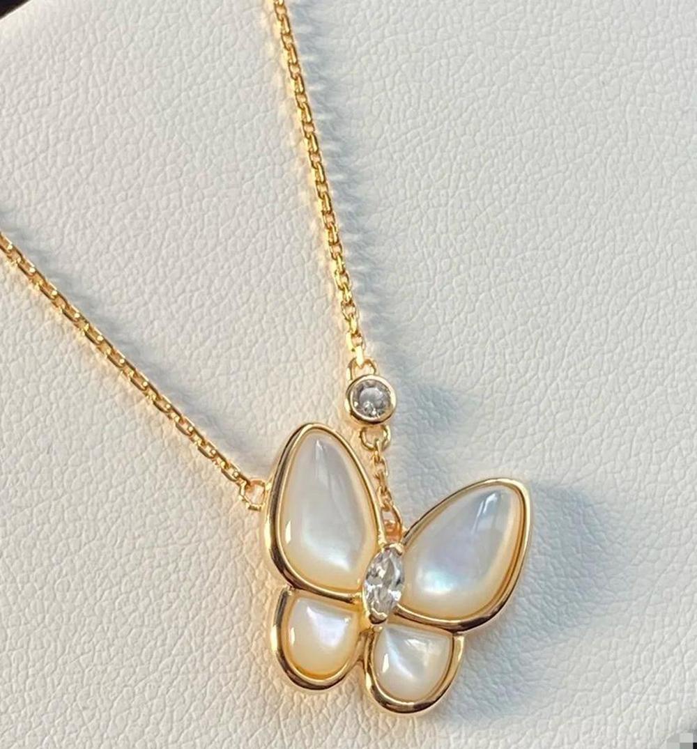 Golden Butterfly Fritillaria Necklace Fashion niche clavicle chain retro fashion accessories to send mother, wife and girlfriend daily party accessories.