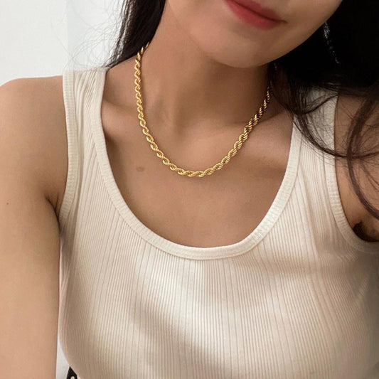 Gold thick twist necklace female Chopin chain flat chain design sense clavicle chain accessories personality hip-hop street jewelry.