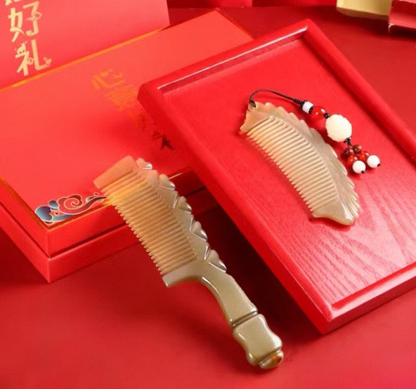 Cow horn comb 520 gift for girlfriend gift birthday gift female exquisite haute sense wife Valentine's Day practical gift