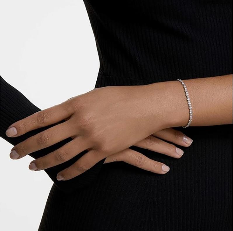 Transparent crystal exquisite simple silver bracelet shiny diamond beads fashion adjustment buckle daily wear matching parts.