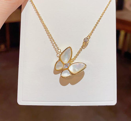 Golden Butterfly Fritillaria Necklace Fashion niche clavicle chain retro fashion accessories to send mother, wife and girlfriend daily party accessories.