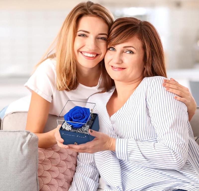Lady's birthday gift keeps real roses and necklaces. Eternal roses are eternal flowers. Mother's Day flowers are gifts for mothers, grandmothers, daughters, wives and sisters.