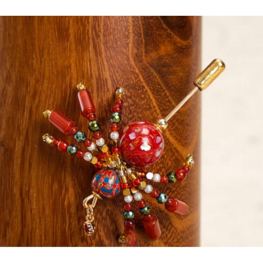 China non-legacy lacquer spider brooch Handmade glass bead accessories Cultural inheritance of Chinese traditional and modern integrated ornaments Unique texture holiday gift Multi-occasion Joker brooch