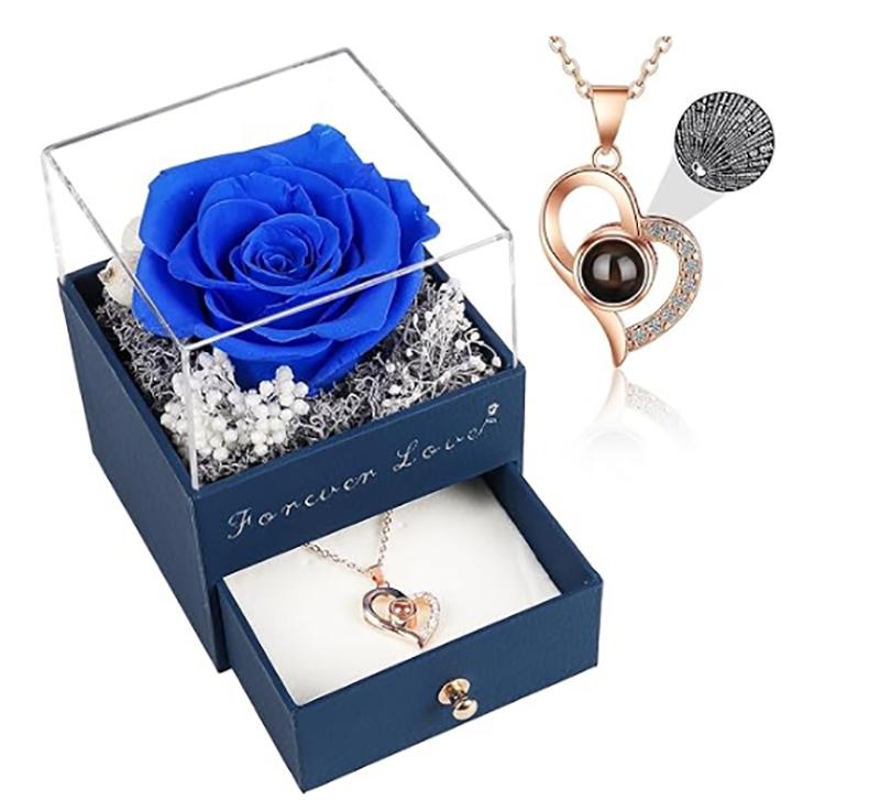 Lady's birthday gift keeps real roses and necklaces. Eternal roses are eternal flowers. Mother's Day flowers are gifts for mothers, grandmothers, daughters, wives and sisters.