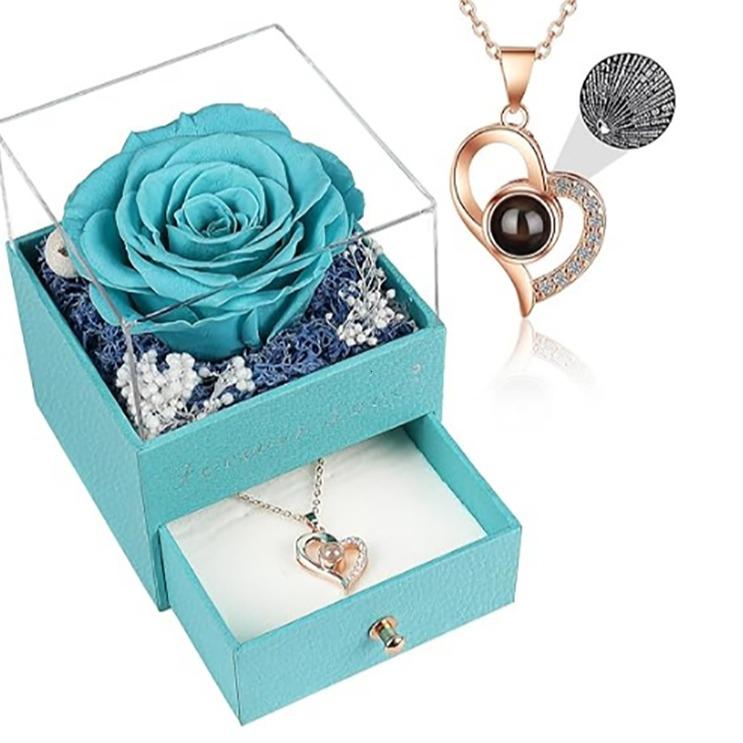 Lady's birthday gift keeps real roses and necklaces. Eternal roses are eternal flowers. Mother's Day flowers are gifts for mothers, grandmothers, daughters, wives and sisters.