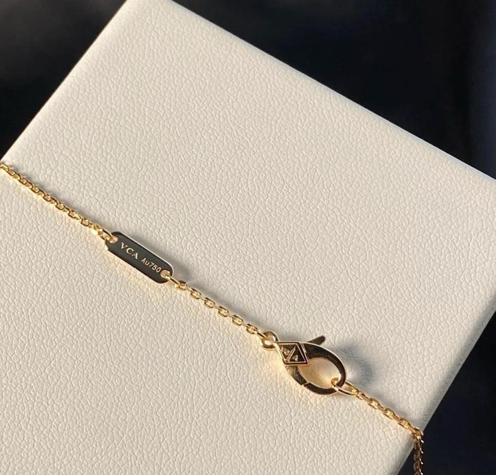 Golden Butterfly Fritillaria Necklace Fashion niche clavicle chain retro fashion accessories to send mother, wife and girlfriend daily party accessories.