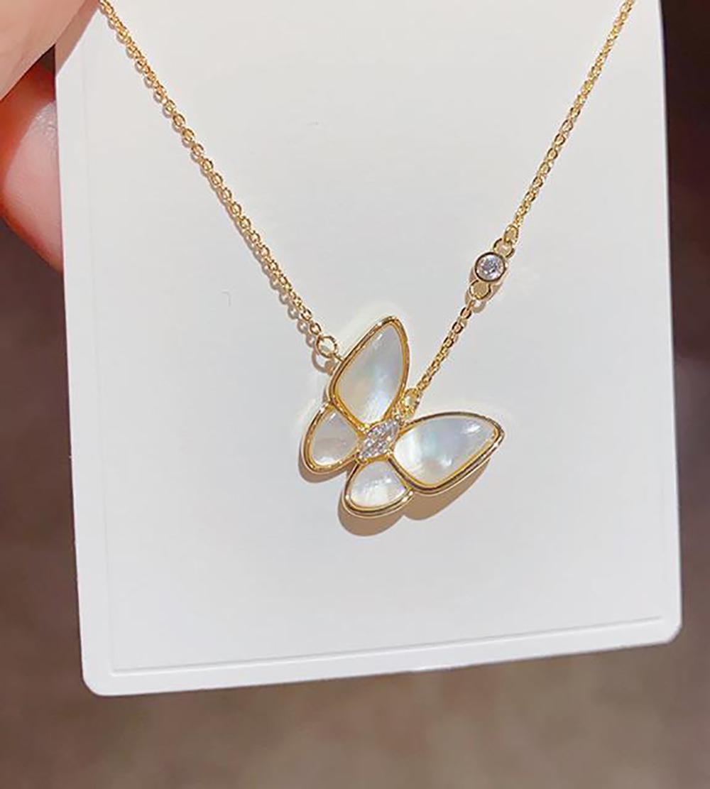 Golden Butterfly Fritillaria Necklace Fashion niche clavicle chain retro fashion accessories to send mother, wife and girlfriend daily party accessories.
